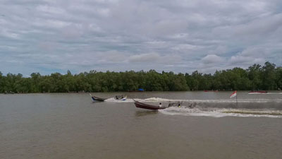 Ribuan Pasang Mata Saksikan Pacu Pompong di Kuala Patah Parang